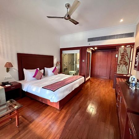 Hotel Chandela Khajuraho Bagian luar foto