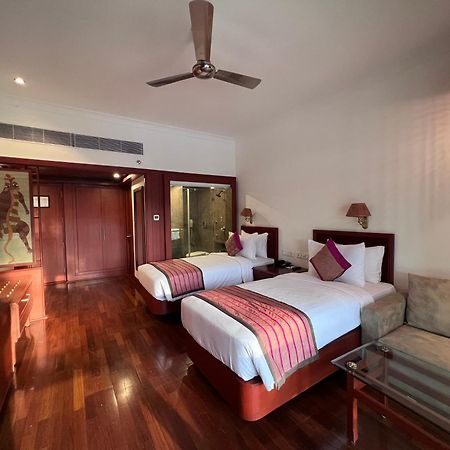 Hotel Chandela Khajuraho Bagian luar foto