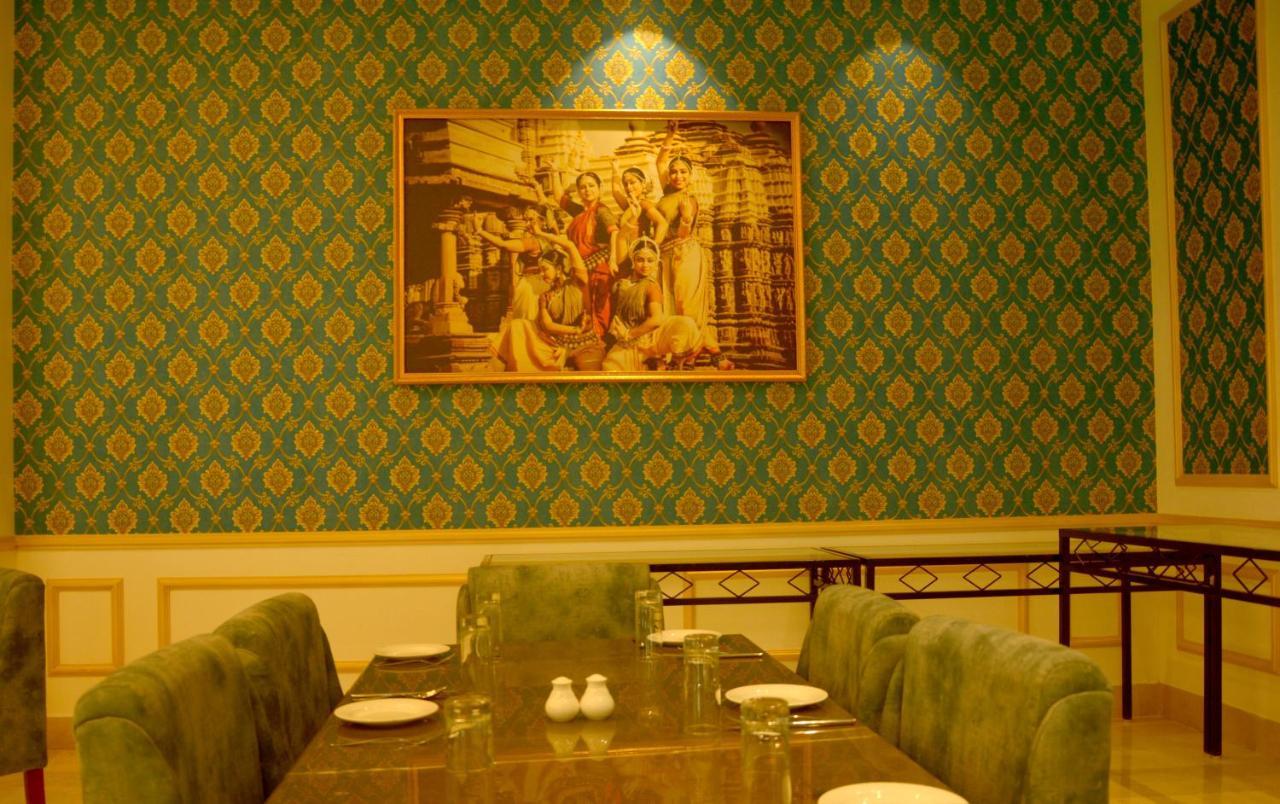 Hotel Chandela Khajuraho Bagian luar foto