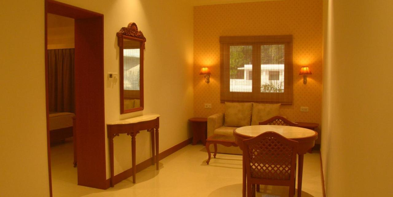 Hotel Chandela Khajuraho Bagian luar foto