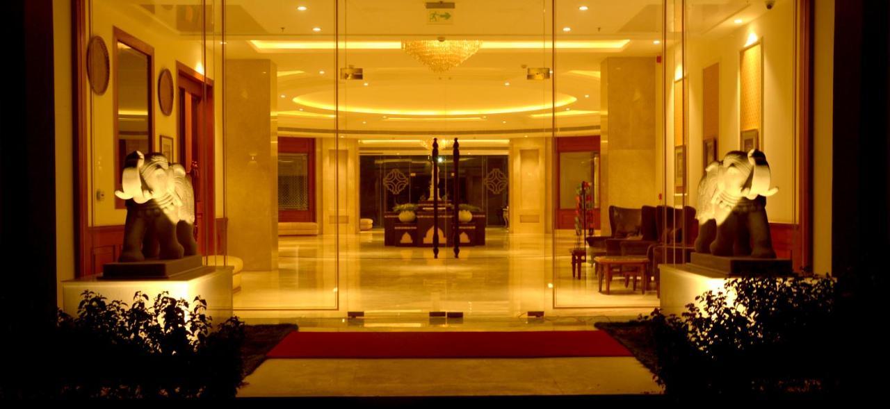 Hotel Chandela Khajuraho Bagian luar foto
