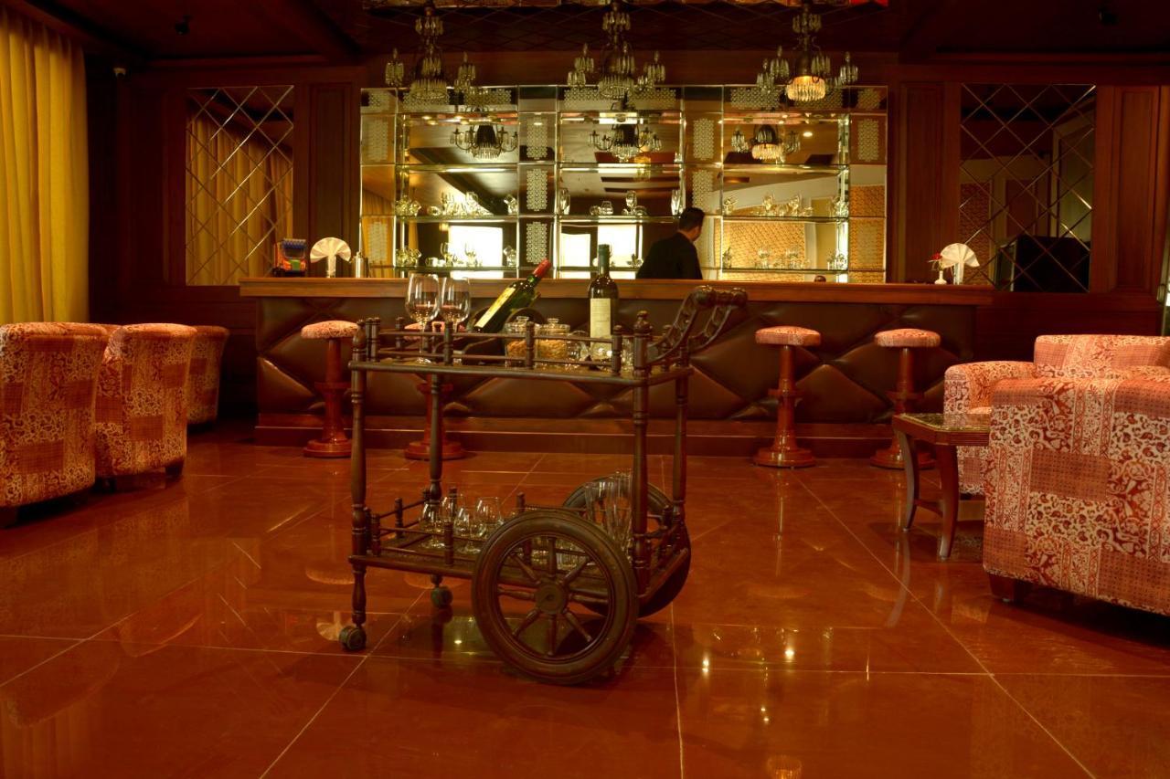 Hotel Chandela Khajuraho Bagian luar foto