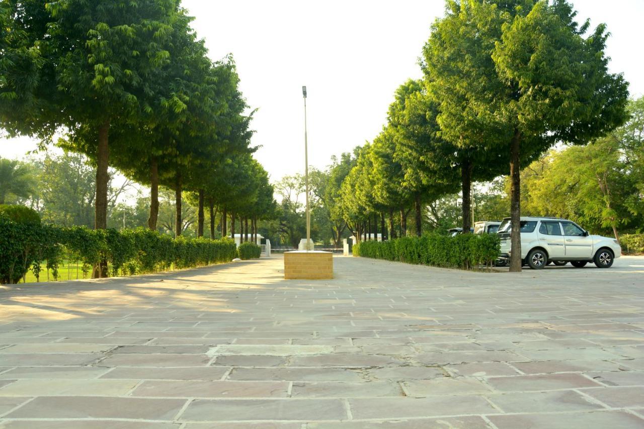 Hotel Chandela Khajuraho Bagian luar foto