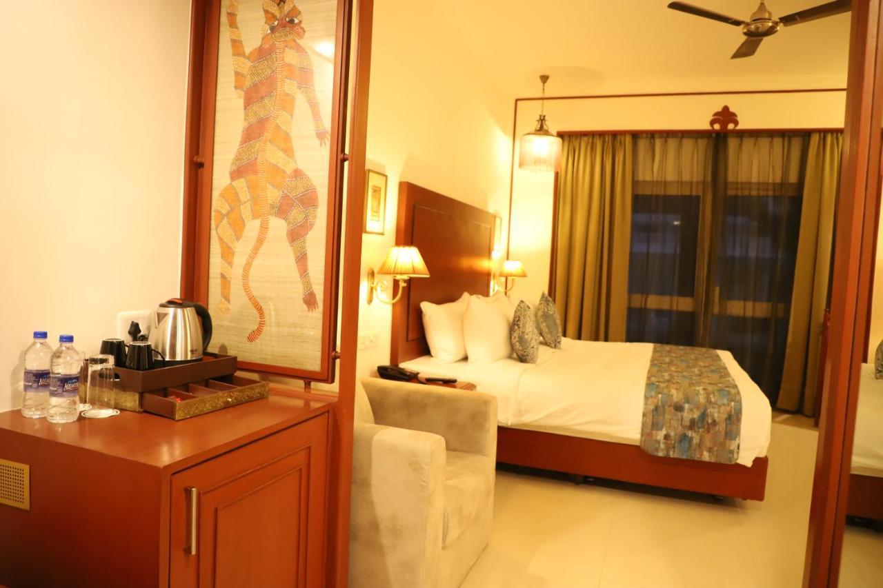 Hotel Chandela Khajuraho Bagian luar foto