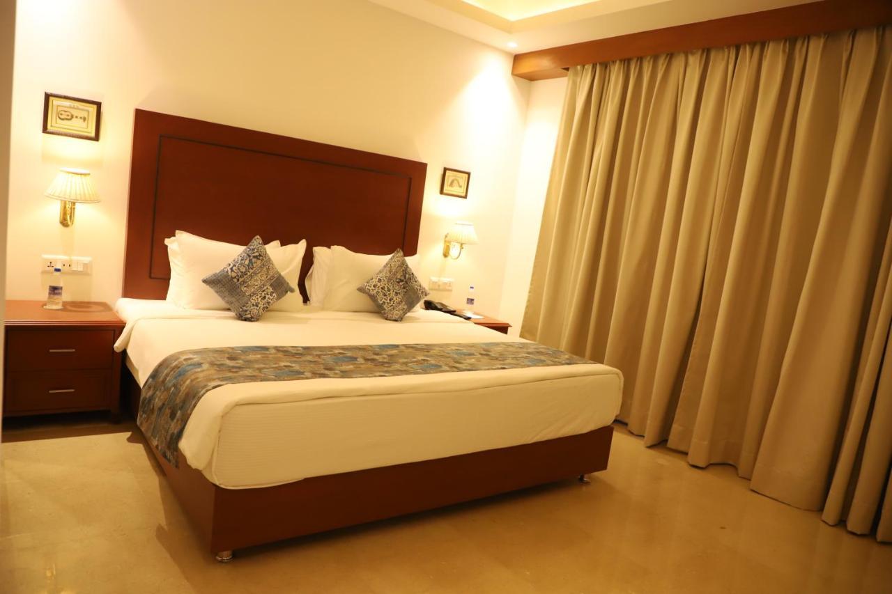 Hotel Chandela Khajuraho Bagian luar foto