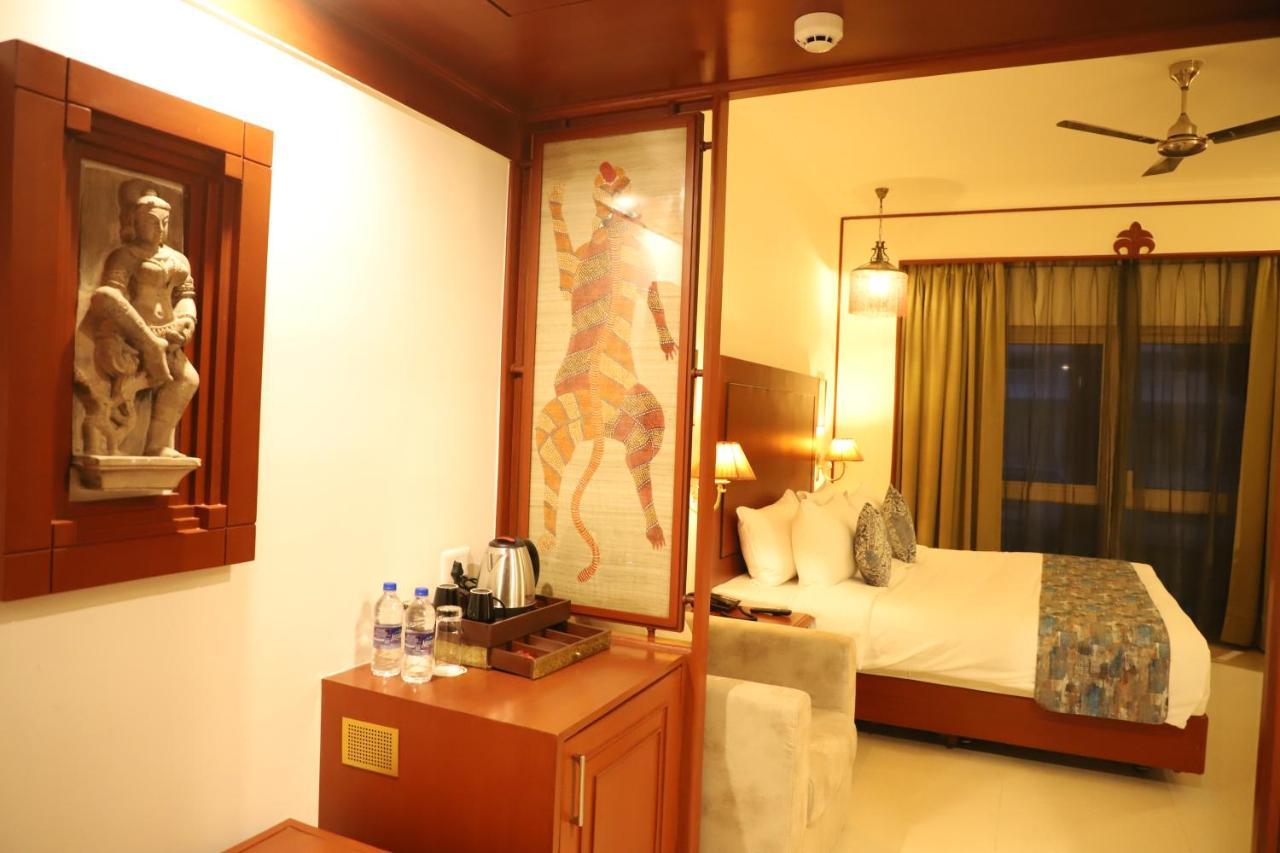 Hotel Chandela Khajuraho Bagian luar foto