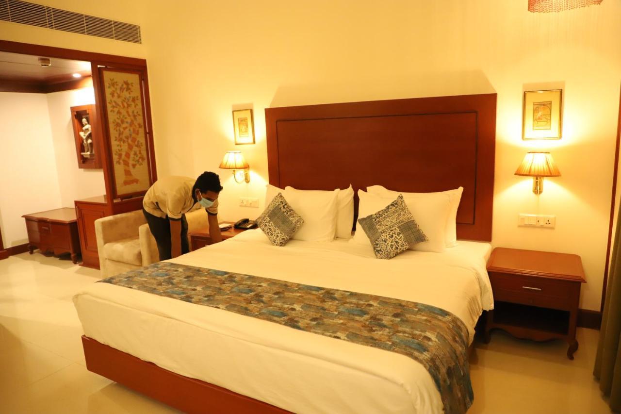 Hotel Chandela Khajuraho Bagian luar foto