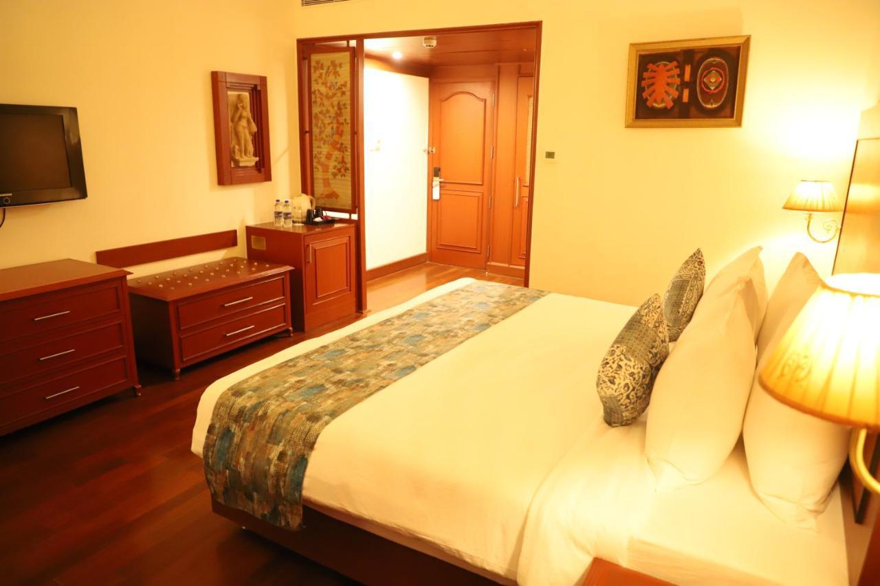Hotel Chandela Khajuraho Bagian luar foto
