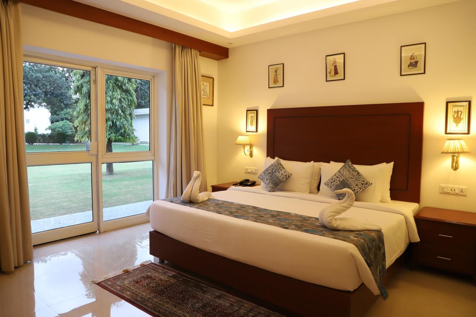 Hotel Chandela Khajuraho Bagian luar foto
