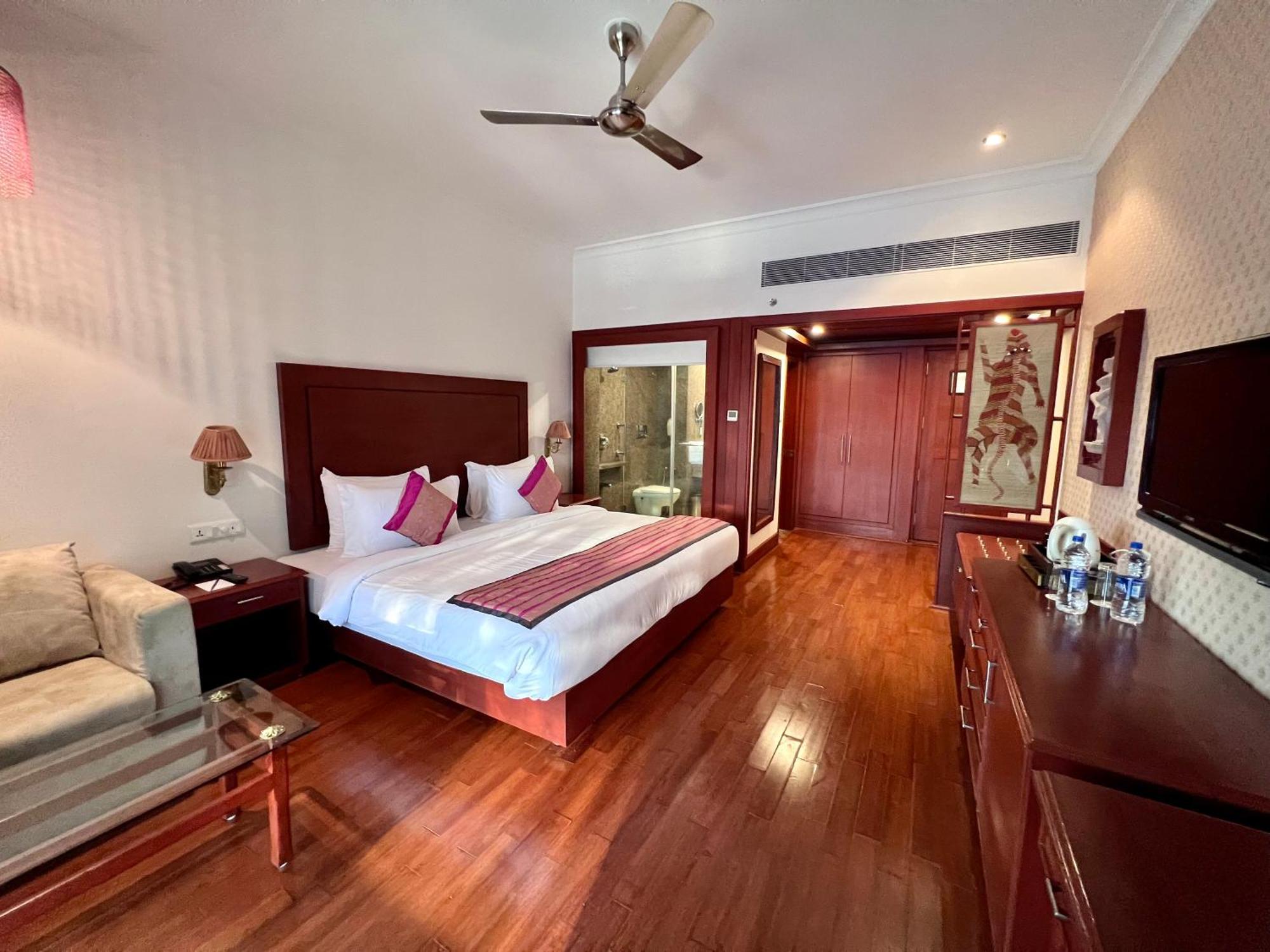 Hotel Chandela Khajuraho Bagian luar foto