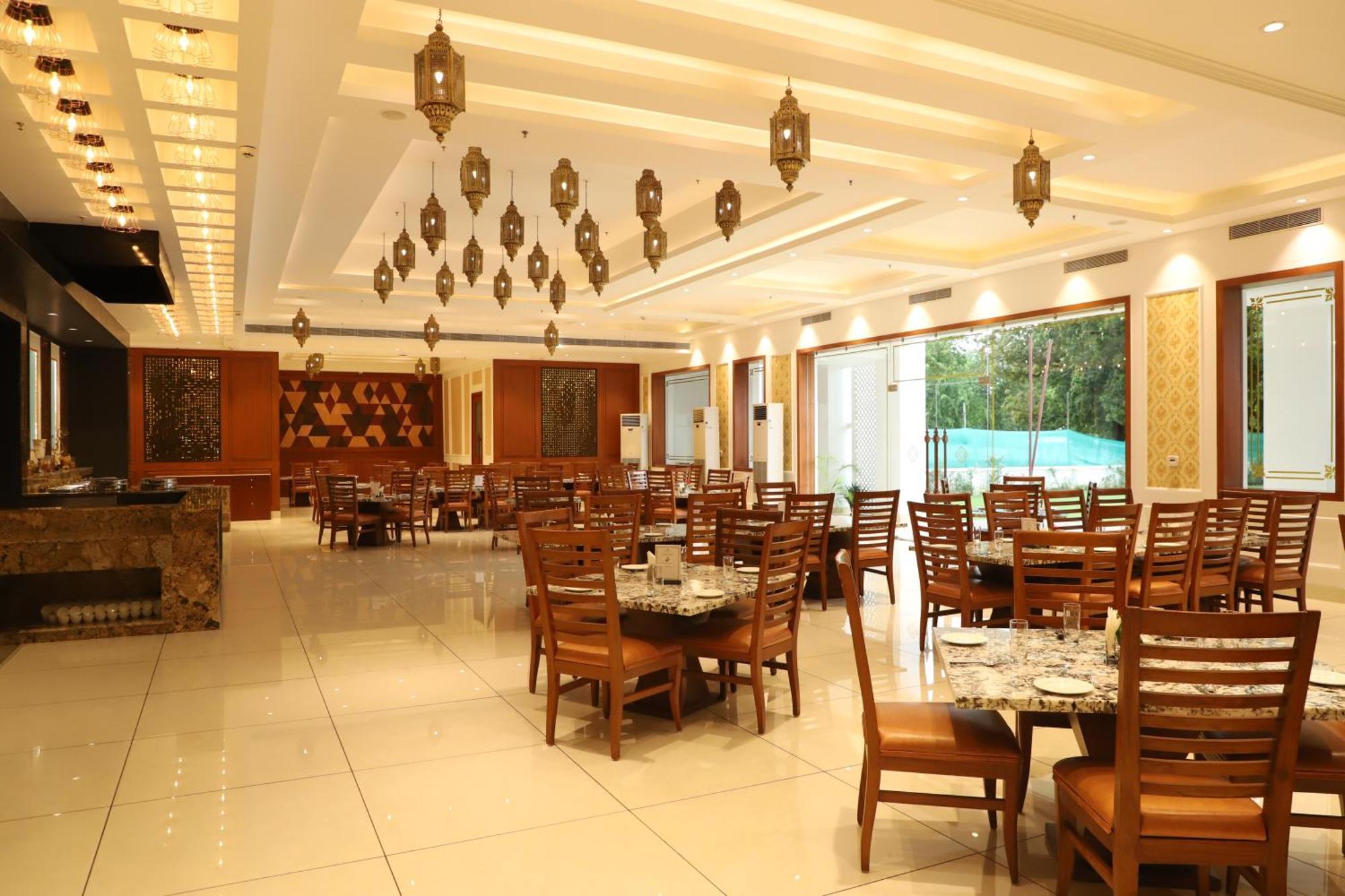 Hotel Chandela Khajuraho Bagian luar foto